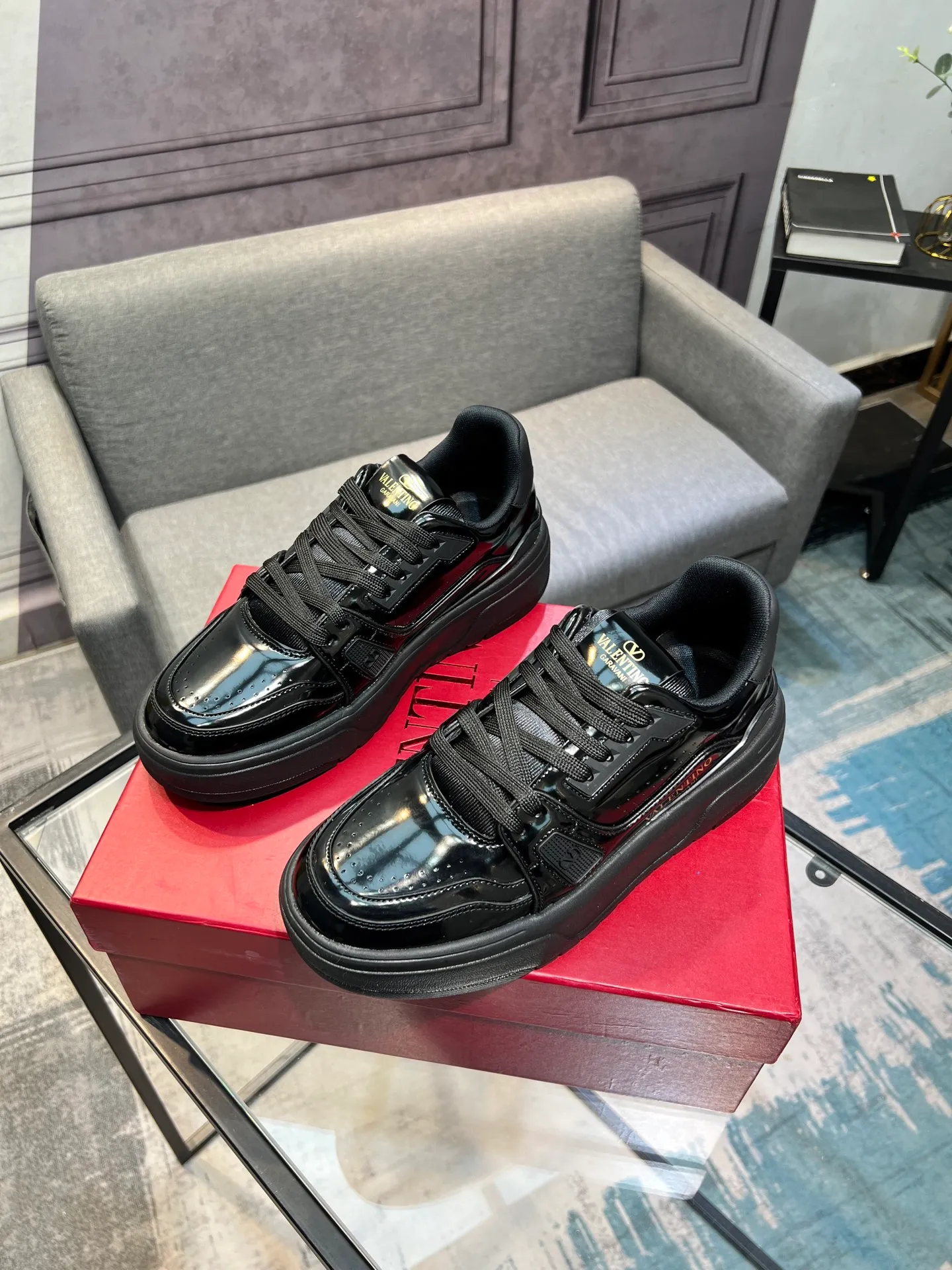 Men's men's shoes 💰660 𝑽𝒂𝒍𝒆𝒏𝒕𝒊𝒏𝒐 Valentino 𝑶𝒏𝒆𝑺𝒕𝒖𝒅 Couple's sneaker series Valentino 2025 latest couple's sneakers, celebrity style, hot sale. The original ZP was purchased and dismantled. Repeated pattern making and modification. I strive to restore the original version 1:1! Top luxury masterpiece, soft and comfortable, combining fashion and leisure, bringing excellent elegant texture and excellent on-foot comfort. Top purchase version upper: imported calfskin surface/original oil edge craftsmanship. Inner: water-dyed cowhide lining. Outsole: original development 𝐓𝐏𝐔 two-color combination outsole. Packaging: original configuration complete package. Code number: 35-44 yards. 34.45 can be customized. Can be customized (self-labeled-no label) order.